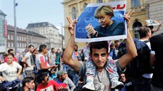 Vítání uprchlík v Berlín se stalo symbolem kontroverzní politiky kancléky Merkelové (10. záí 2015)