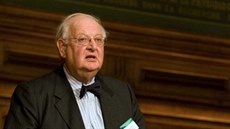 Nobelovu cenu za ekonomii získal v roce 2015 britský ekonom Angus Deaton. Nobelovu cenu za ekonomii získal v roce 2015 britský ekonom Angus Deaton.