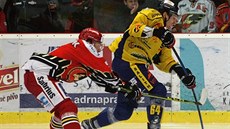 NA DVOU FRONTÁCH. 24letý bek Jan Zdráhal (vpravo) odehrál za mateřské Pardubice... NA DVOU FRONTÁCH. 24letý bek Jan Zdráhal (vpravo) odehrál za mateřské Pardubice...