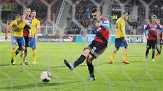 Plzeský Michal uri promuje penaltu proti Zlínu.