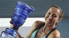 Jelena Jankoviová s trofejí pro vítzku turnaje v Hongkongu.