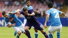 Federico Bernardeschi z Fiorentiny se snaí probít z obklíení tí fotbalist...