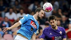 Gonzalo Higuain z Neapole hlavikuje, Davide Astori z Fiorentiny skákal marn.