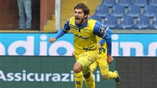 Alberto Paloschi z Chieva v gólové extázi.