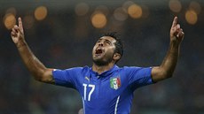 Italský reprezentant Éder slaví gól v kvalifikaním zápase proti Ázerbájdánu.