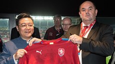Předseda fotbalové asociace Miroslav Pelta (vpravo) a prezident CEFC Chan... Předseda fotbalové asociace Miroslav Pelta (vpravo) a prezident CEFC Chan...