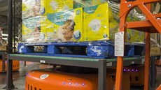Roboti v nejmodernějších skladech Amazonu přivezou regály k lidem, a zrychlují... Roboti v nejmodernějších skladech Amazonu přivezou regály k lidem, a zrychlují...