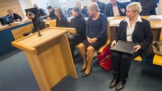 Obžalovaní z korupce na kroměřížském finančním úřadě (zprava): Kamila Dudová,... Obžalovaní z korupce na kroměřížském finančním úřadě (zprava): Kamila Dudová,...