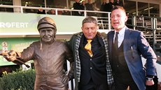 Josef Váa a svtová okejská legenda Frankie Dettori u Váovy sochy v...