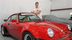 Pavel Kubina a jeden z jeho vozů. Pavel Kubina a jeden z jeho vozů.