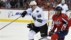 Tomá Hertl (vlevo) ze San Jose a Justin Williams z Washingtonu sledují, kam...