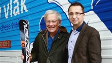 Předseda Pražské šachové společnosti Pavel Matocha (vpravo) předal nejlepšímu... Předseda Pražské šachové společnosti Pavel Matocha (vpravo) předal nejlepšímu...