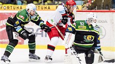 Útočník Hradce Jaroslav Kudrna (uprostřed) střílí gól karlovarskému brankáři... Útočník Hradce Jaroslav Kudrna (uprostřed) střílí gól karlovarskému brankáři...