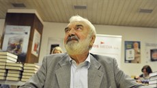 Zdeněk Svěrák podepisuje svou novou knihu Filmové příběhy (10. 10. 2015) Zdeněk Svěrák podepisuje svou novou knihu Filmové příběhy (10. 10. 2015)