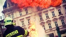 Olomoučtí hasiči v září na Horním náměstí názorně předvedli, jak nebezpečné je hašení hořícího oleje na pánvi vodou.