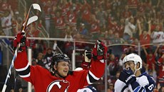 Jiří Tlustý z New Jersey se raduje ze svého gólu proti Winnipegu. Jiří Tlustý z New Jersey se raduje ze svého gólu proti Winnipegu.