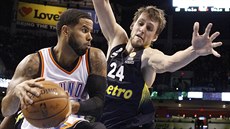 Jan Veselý (24) z Fenerbahce Istanbul brání v přípravném zápase s Oklahoma City... Jan Veselý (24) z Fenerbahce Istanbul brání v přípravném zápase s Oklahoma City...