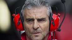 Maurizio Arrivabene, závodní editel Ferrari, bhem tréninku na Velkou cenu...