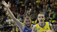 Ladislav Pecka (vpravo) z Ústí obešel Igora Josipoviče z USK Praha. Ladislav Pecka (vpravo) z Ústí obešel Igora Josipoviče z USK Praha.