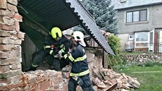 Hasiči ve středu zachraňovali psa v sutinách domu (14. 10. 2015). Hasiči ve středu zachraňovali psa v sutinách domu (14. 10. 2015).