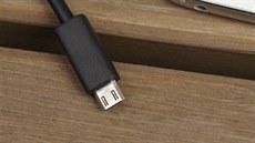 Micro USB kabel slouí pro penos dat i nabíjení telefon