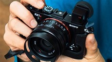 Nový fotoaparát Sony RX1R II je určen pro nadšence. Cena v přepočtu téměř 100... Nový fotoaparát Sony RX1R II je určen pro nadšence. Cena v přepočtu téměř 100...