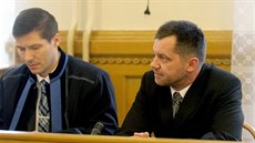 Zdenk Kalinec (vpravo) je obvinný z peinu neoprávnného pístupu k...