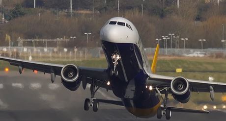 Vítr o rychlosti a 300 km/h ve vyích vrstvách atmosféry sice neovlivní pistání letadel, ale me vyvolat jejich zpodní 