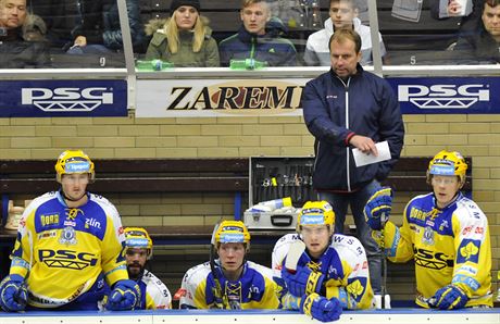 Trenér hokejového Zlína Rostislav Vlach na stídace.