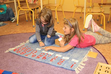 Dti od první tídy montessori kol pracují s pomckami, díky nim si osvojují nové znalosti. A pokud se jim lépe pracuje v lee, nikdo je v lavicích nedrí. Ilustraní snímek