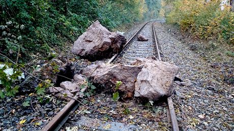 Na Kozí dráhu z Dína do Telnice spadlo nkolik tun kamení z pilehlého svahu...