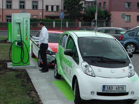 Pracovník elektromobility spolenosti EZ.