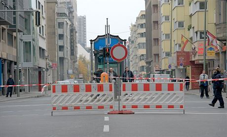 Stanice metra Kochstrasse v Berlín byla uzavena kvli nálezu bomby z druhé...