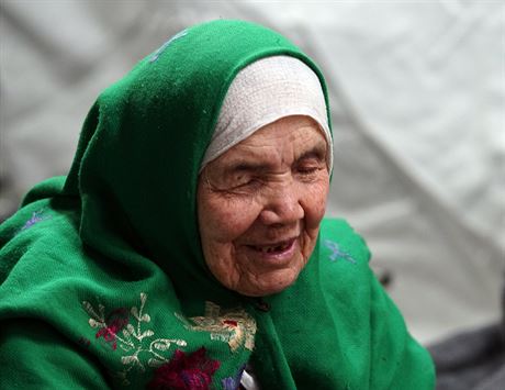 Bibihal Uzbakíová. Ve svých 105 letech a pila s rodinou z afghánského Kunduzu...