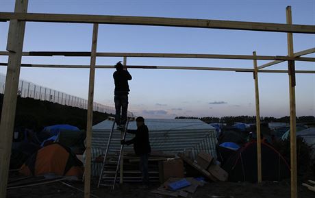 Obyvatel stanovho msteka v Calais se pipravuj na pchod zimy (jen 2015)