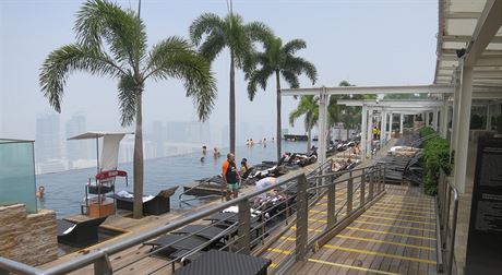 Bazn na stee hotelu Marina Bay Sands v Singapuru.