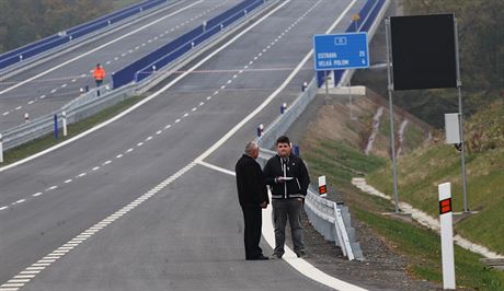 Necelých 10 kilometr nové silnice 1/11 z Ostravy na Opavu ulevilo vloni hlavn...