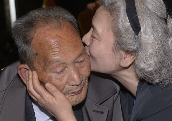 Píbuzní ze Severní a Jiní Koreji, kteí se nevidli desítky let, dostali...