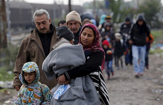 Uprchlíci na hranicích Srbska a Makedonie. (24. íjna 2015)