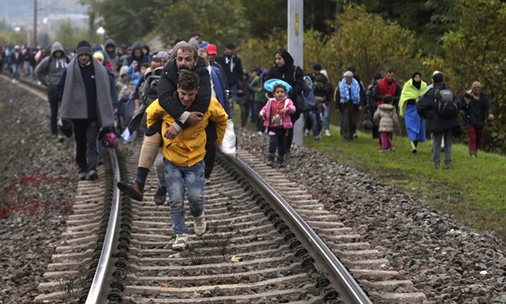 Uprchlíci na slovinsko-rakouské hranici u obce Spielfeld (23. íjna 2015)