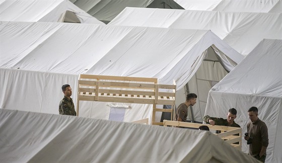 Nmetí vojáci staví uprchlický tábor na berlínském letiti Tempelhof (25....