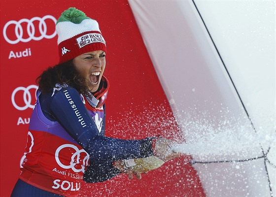 Federica Brignoneová slaví triumf v obím slalomu v Söldenu.