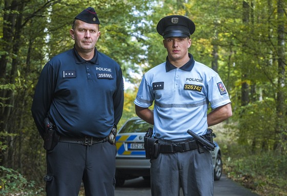 Policisté zapózovali pro MF DNES v nových uniformách u Mníku pod Brdy.