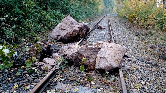 Na Kozí dráhu z Dína do Telnice spadlo nkolik tun kamení z pilehlého svahu...