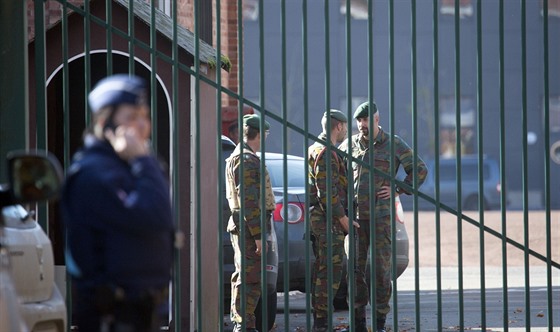 Belgití vojáci u brány, kterou se pokusil útoník prorazit autem (26. íjna...