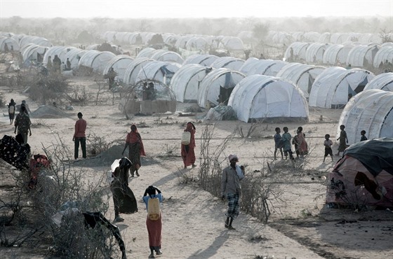 Tábor Dadaab se postupem let promnil od náhodného shluku bílých stan v...