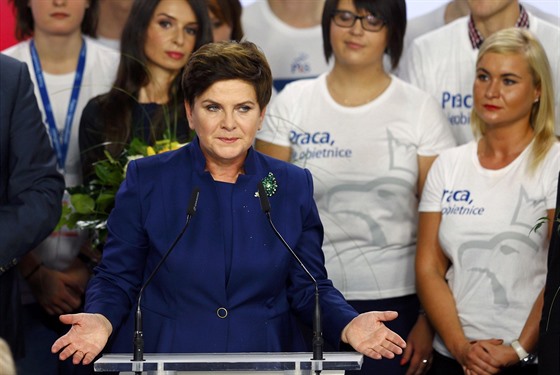 Kandidátka na premiérku Beata Szydlová  slaví vítzství své strany ve volbách...