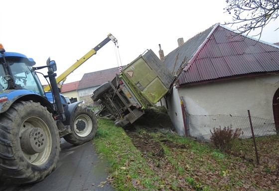 Traktor s pívsem naloeným kukuicí vjel na nezpevnnou krajnici, která se...