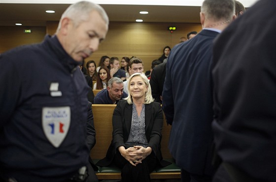 Francie soudí politiku Marine Le Penovou kvli pirovnání muslimských...