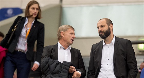 Zdenk asný (vlevo) ped pohárovým zápasem na Schalke. Spolenost na tribun,...